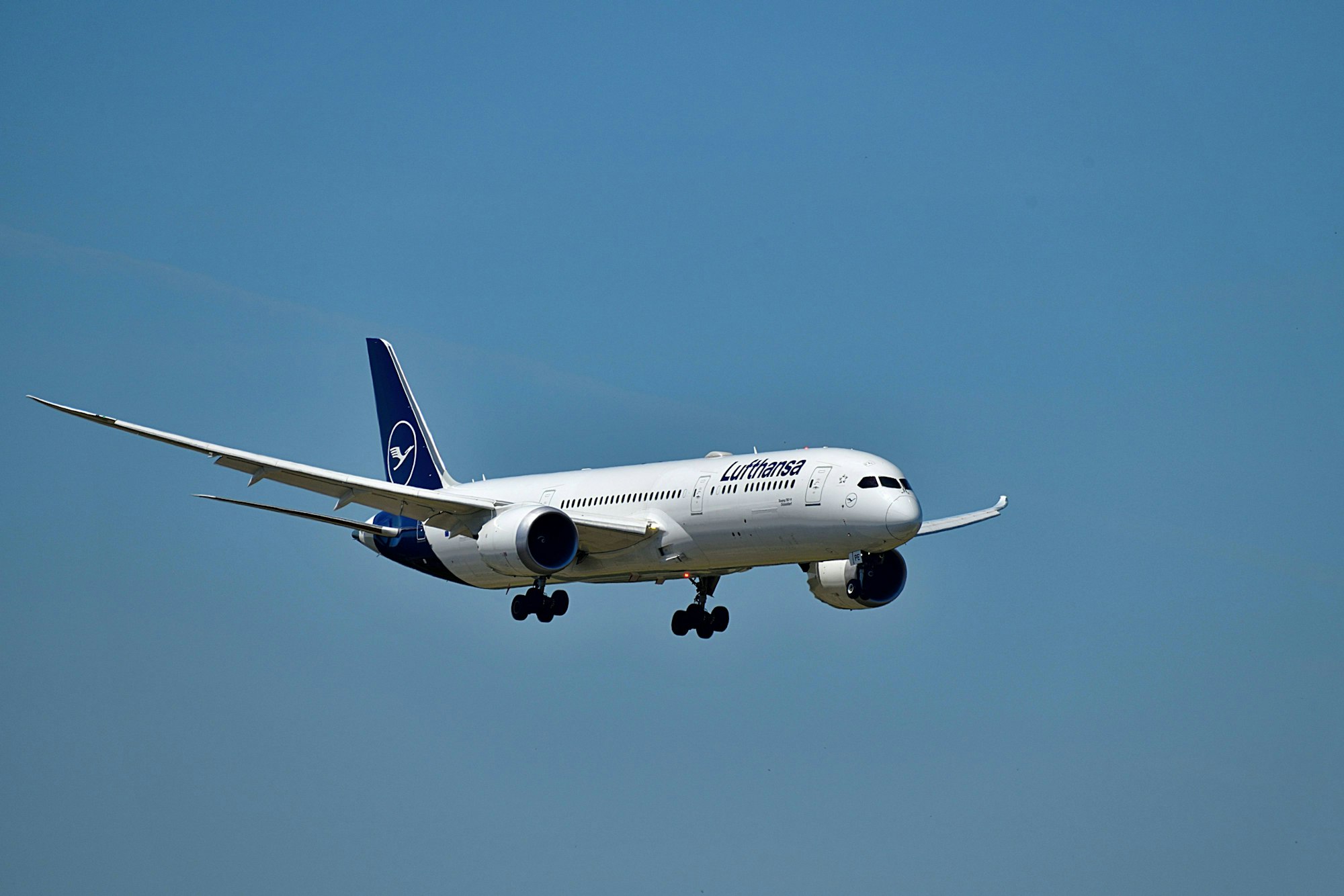 Eine Boeing der Lufthansa hat auf dem Weg nach Südamerika einige Strapazen auf sich nehmen müssen. (Symbolfoto)