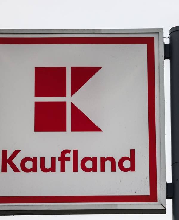 Das Logo des Lebensmitteleinzelhändlers Kaufland steht vor einer Filiale.