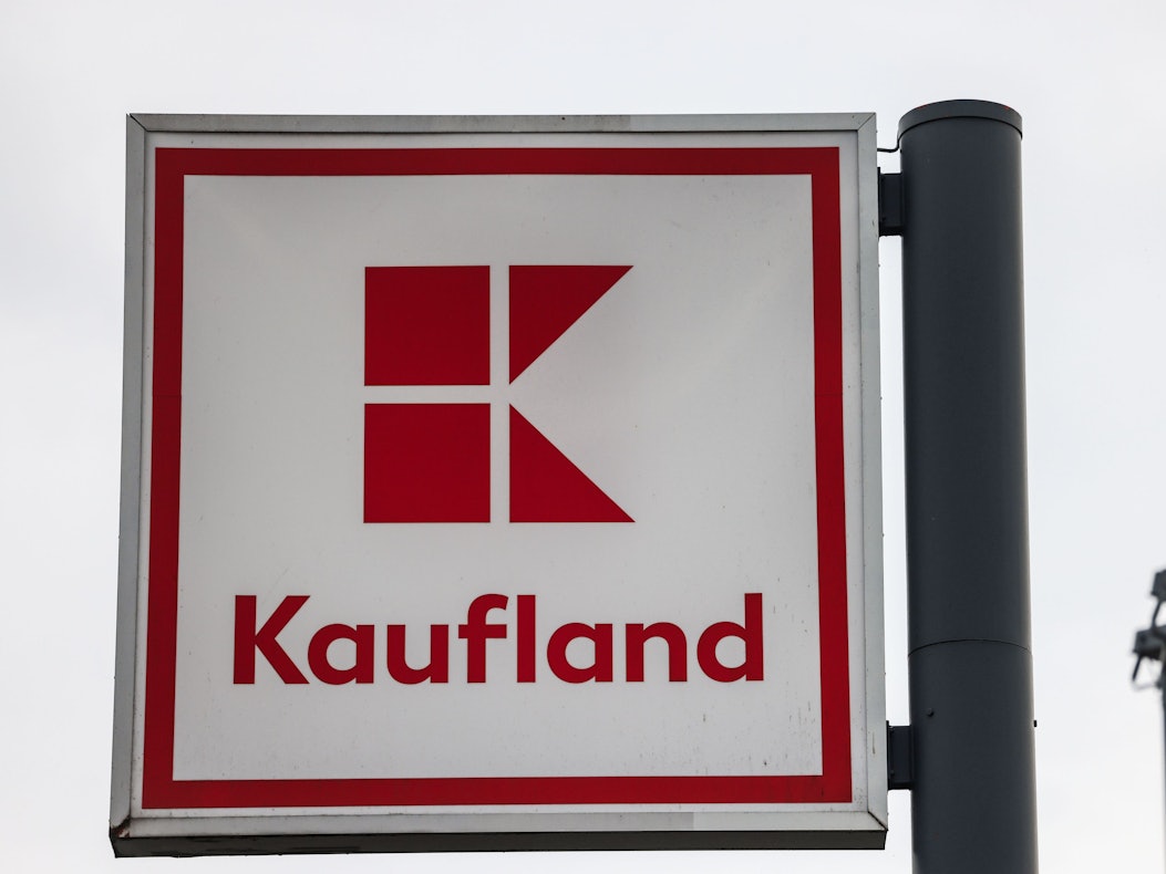 Das Logo des Lebensmitteleinzelhändlers Kaufland steht vor einer Filiale.