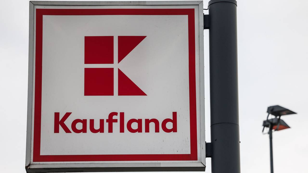 Das Logo des Lebensmitteleinzelhändlers Kaufland steht vor einer Filiale.
