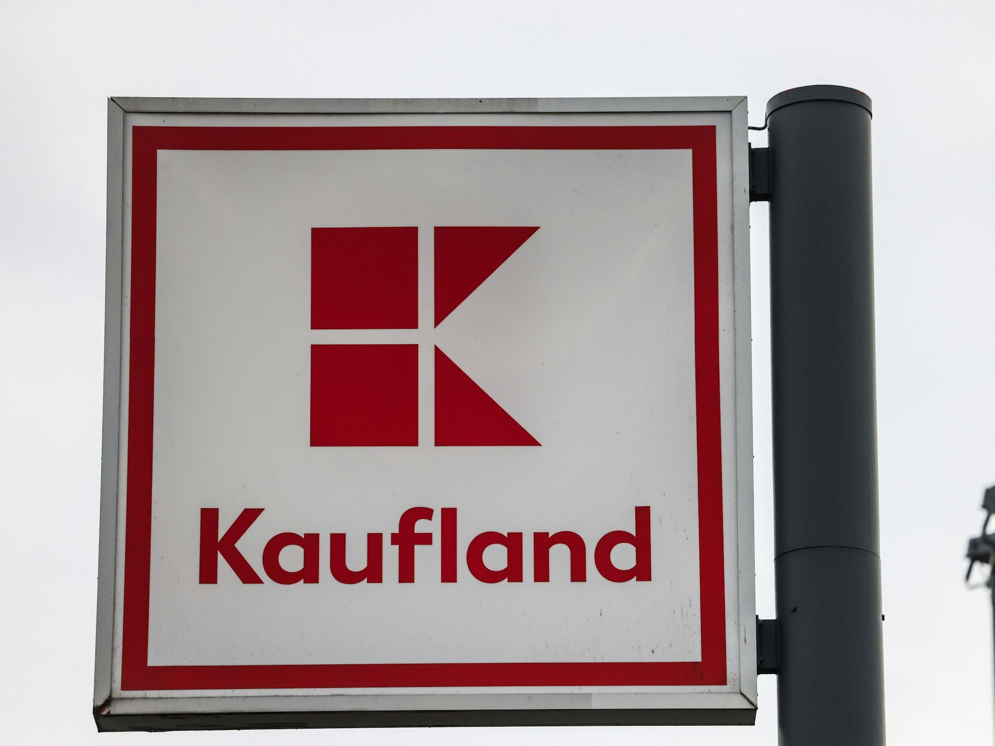 Das Logo des Lebensmitteleinzelhändlers Kaufland steht vor einer Filiale.