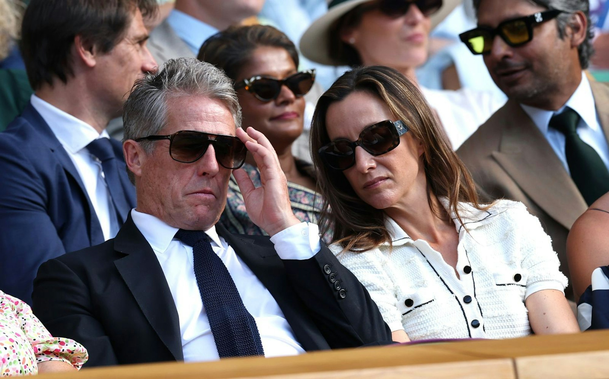 Schauspieler Hugh Grant (links) schlief in Wimbeldon ein. Das Internet machte ihn zum Meme. (Bild: 2025 Getty Images/Clive Brunskill)