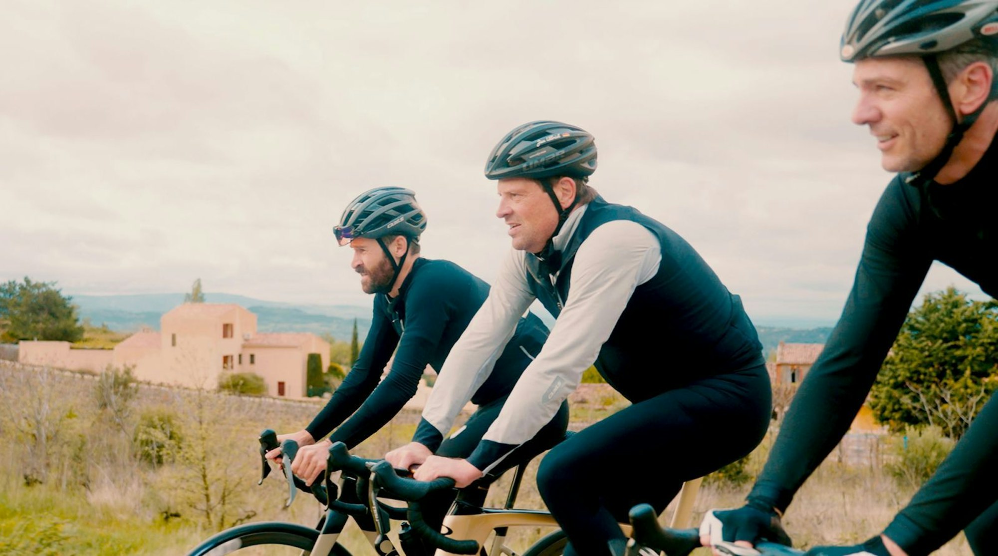 Von links: Simon Geschke, Jan Ullrich und Ingo Zamperoni wollen in der ARD-Doku „Mythos Tour“ den gefürchteten Mont Ventoux befahren. (Bild: SR)