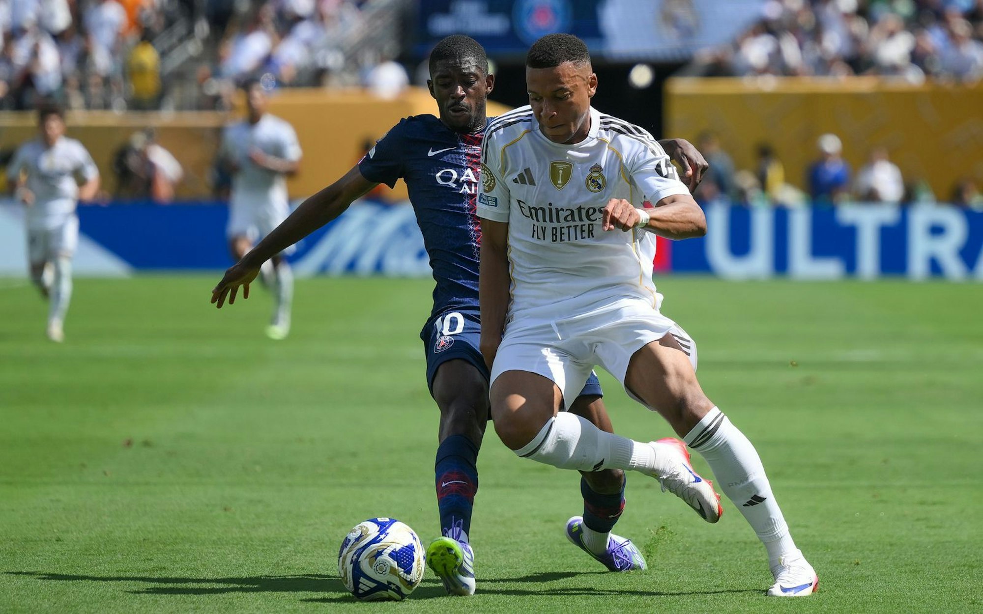 Kylian Mbappe (rechts) von Real Madrid und Ousmane Dembele von Paris Saint-Germain im Duell: Nur wenige TV-Zuschauer wollten das Halbfinale der Klub-WM sehen. (Bild: David Ramos/Getty Images)