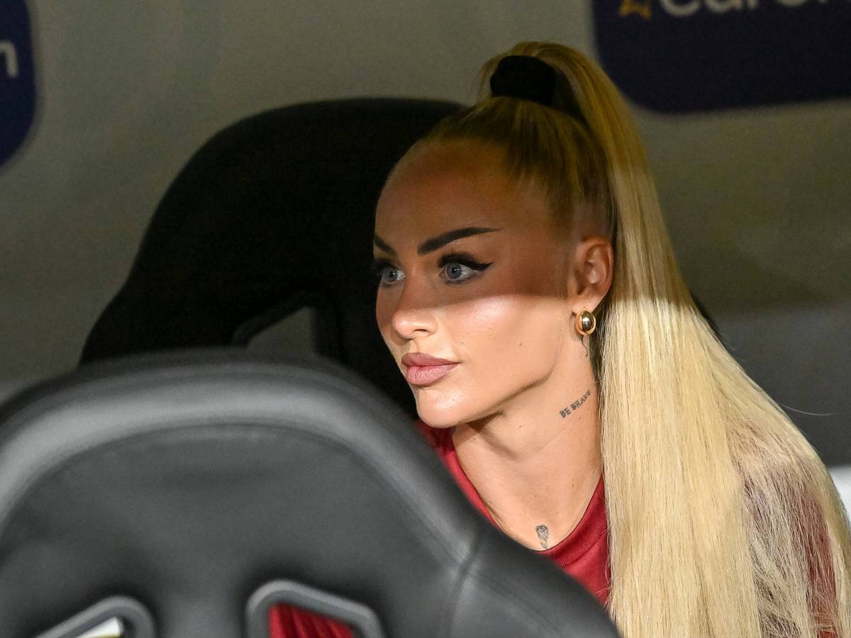 Alisha Lehmann auf der Bank im Spiel der Schweizer gegen Island.