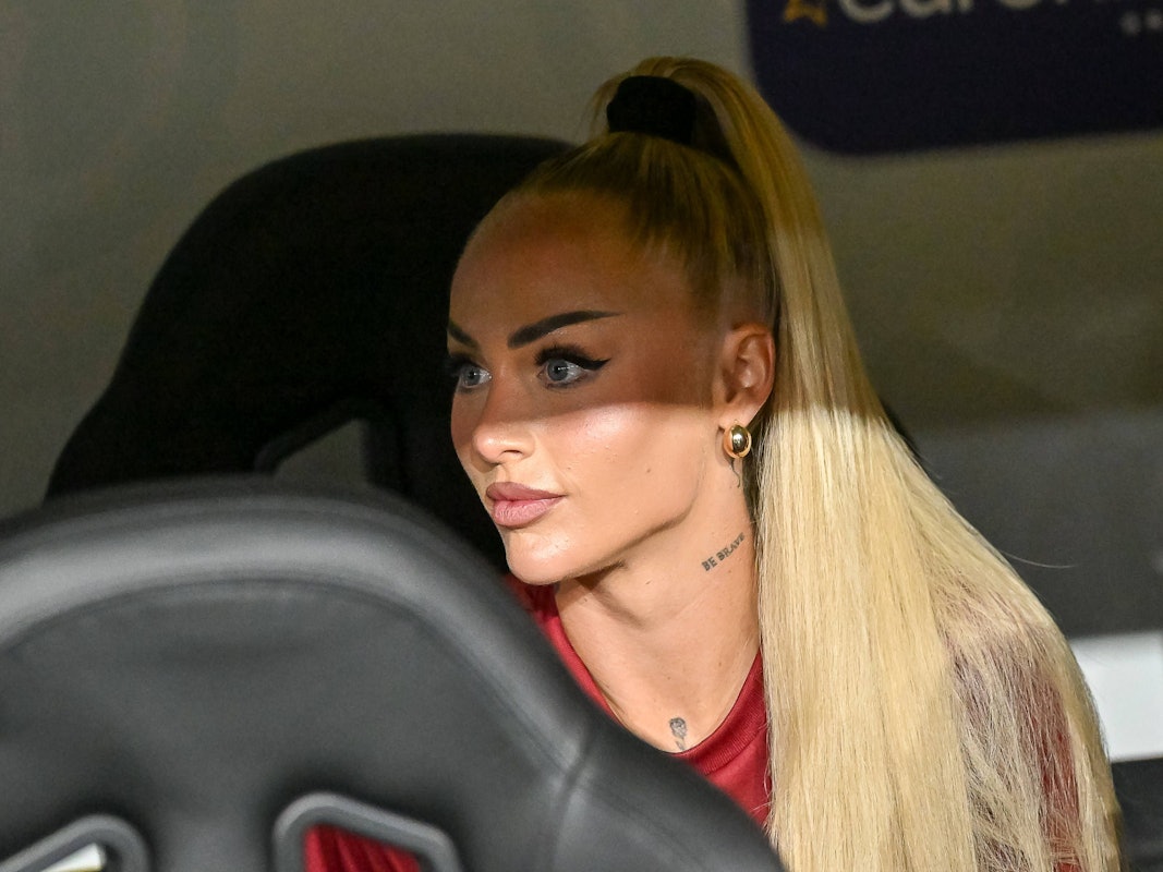 Alisha Lehmann auf der Bank im Spiel der Schweizer gegen Island.