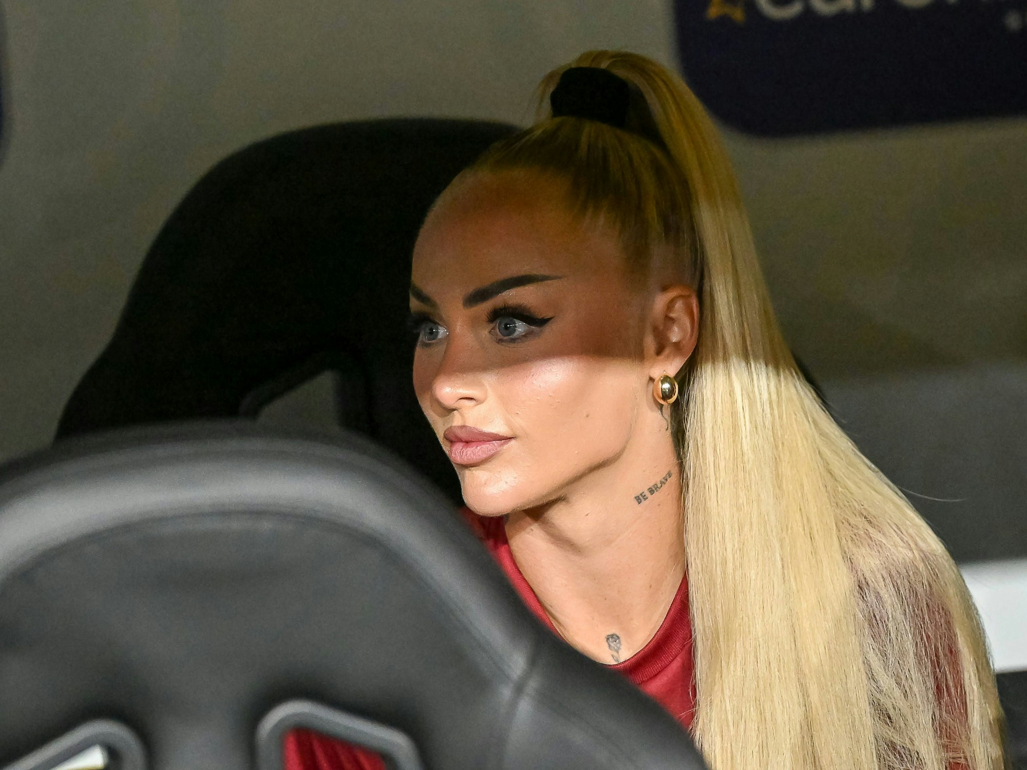 Alisha Lehmann auf der Bank im Spiel der Schweizer gegen Island.