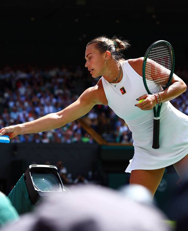 Aryna Sabalenka reicht Wasser und ein Kühlpack.