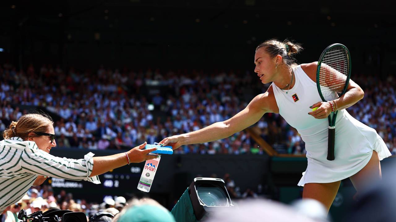 Aryna Sabalenka reicht Wasser und ein Kühlpack.