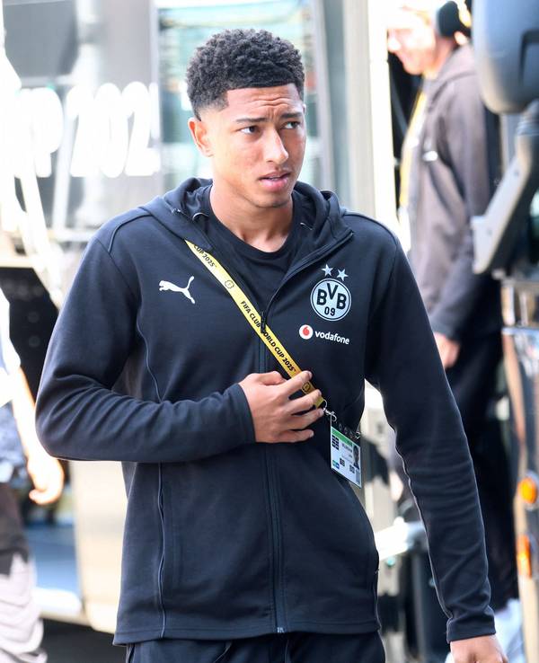 Jobe Bellingham steigt aus dem BVB-Bus aus.