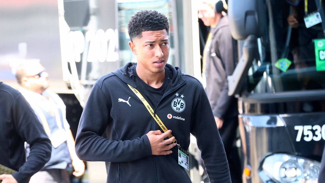 Jobe Bellingham steigt aus dem BVB-Bus aus.