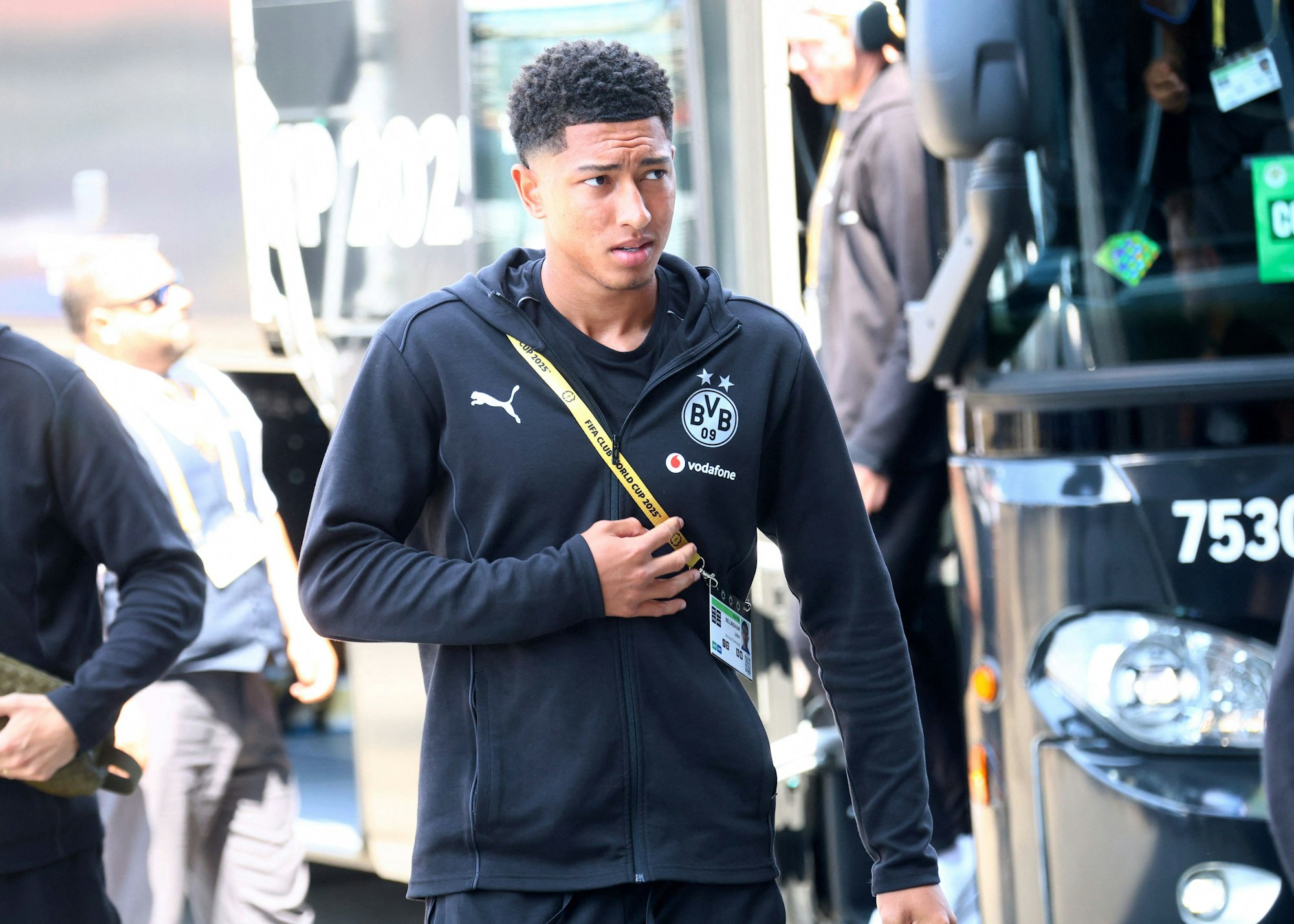 Jobe Bellingham steigt aus dem BVB-Bus aus.