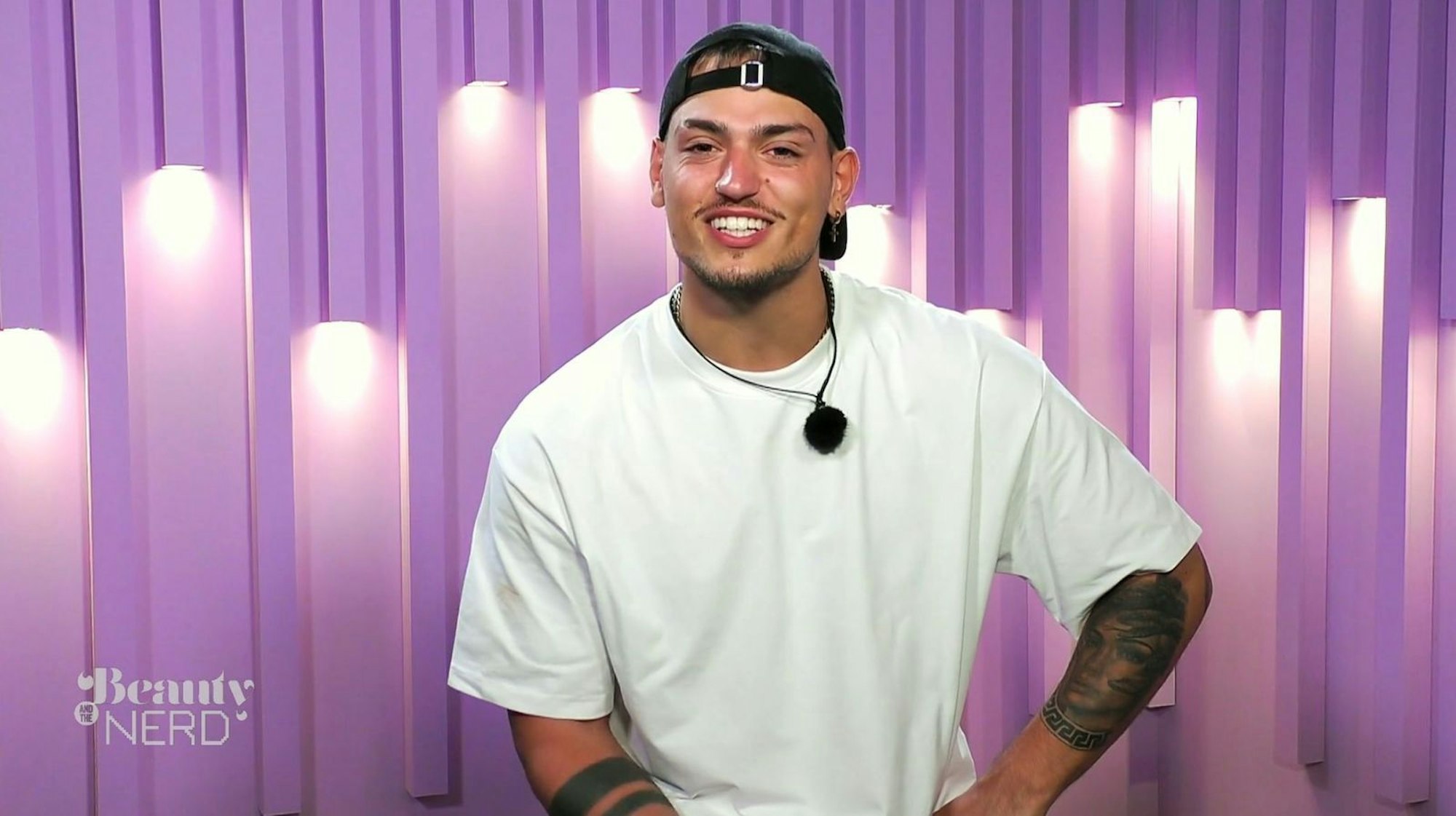 In der jüngsten Folge „Beauty & the Nerd“ (immer donnerstags, 20.15 Uhr, bei ProSieben und auf Joyn) hat Male Beauty Max Bornmann eine Mission: endlich eine Beauty rumzukriegen. (Bild: Joyn)
