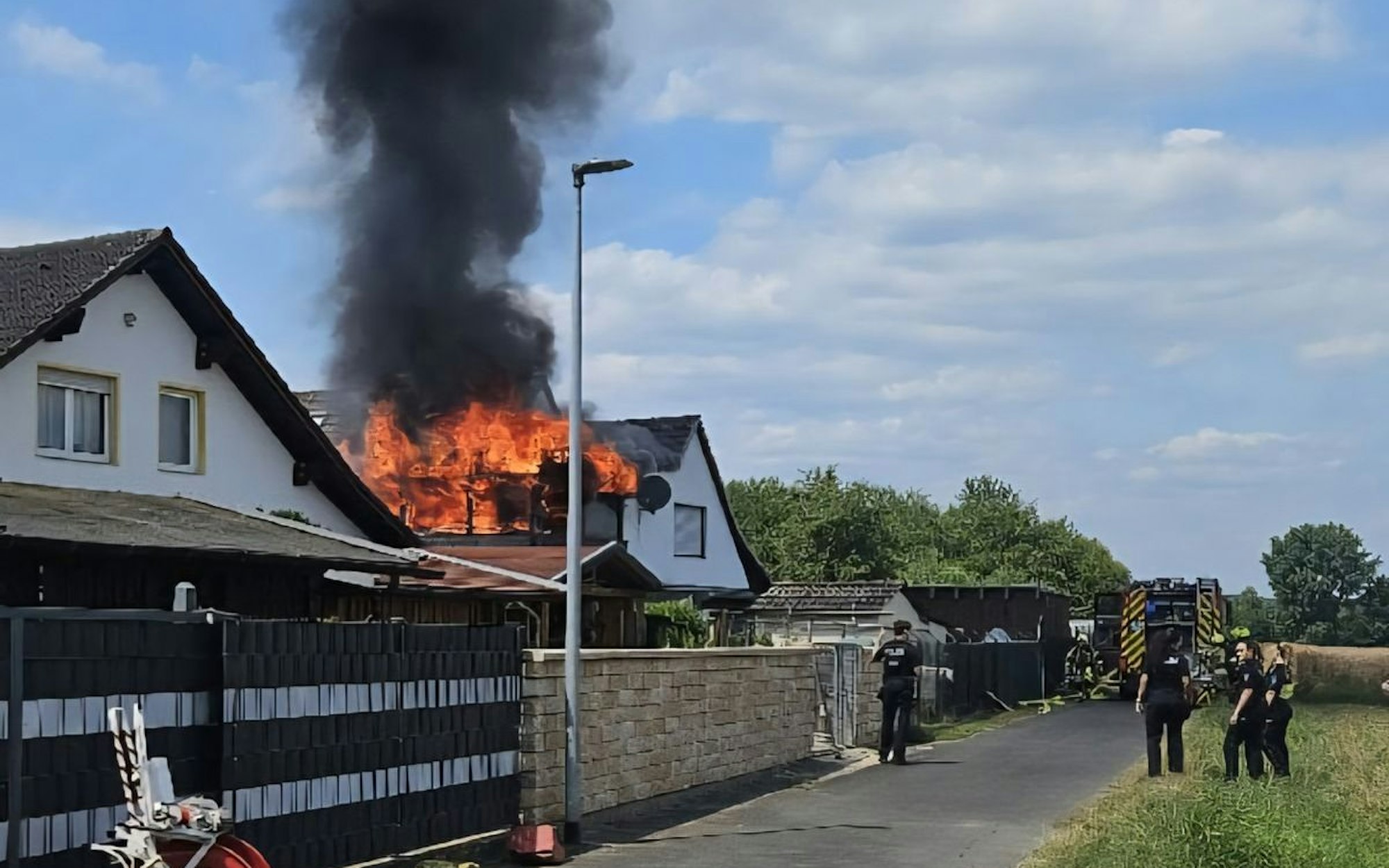Dachbrand im Ortsteil Buisdorf, Freiwillige Feuerwehr Sankt Augustin im Einsatz