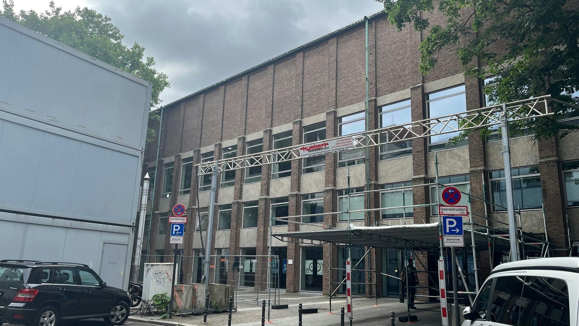 Ein Gerüsttunnel wurde vor dem Museum für Angewandte Kunst in Köln aufgebaut.