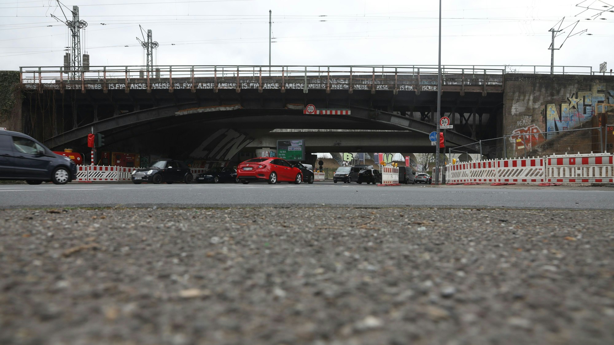 Die Bahn baute eine neue Eisenbahnbrücke an der Inneren Kanalstraße als Ersatz für das alte Bauwerk. Die bisherige, eingleisige Brücke steht an der Einmündung der Escher Straße (Richtung Krefelder Straße) und wird nach Fertigstellung des Neubaus abgebrochen.