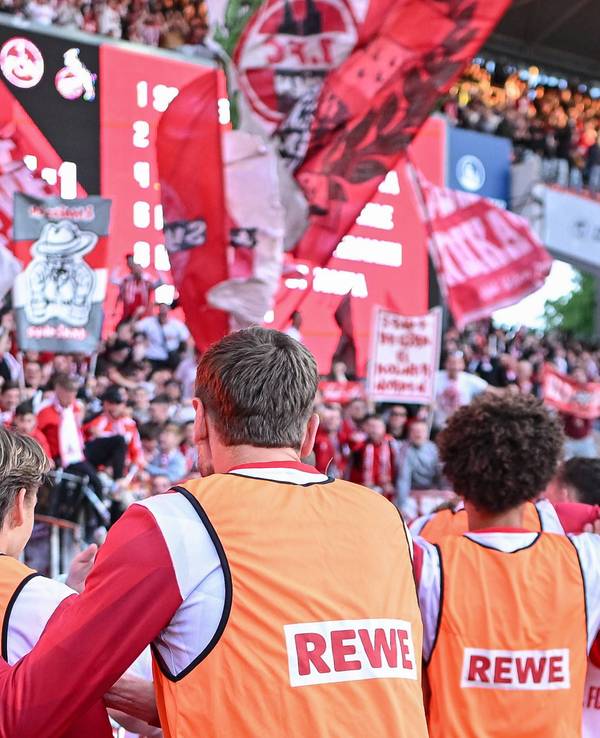 FC-Profis feiern vor dem Gästeblock in Nürnberg.