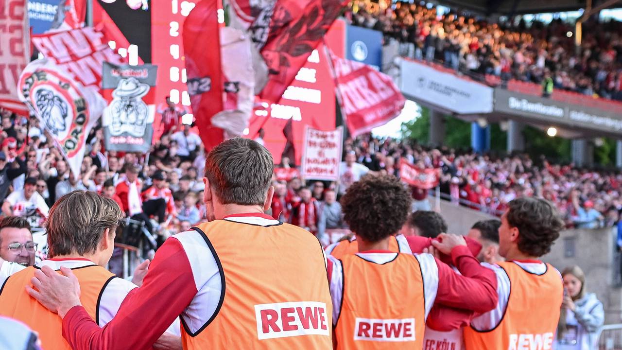 FC-Profis feiern vor dem Gästeblock in Nürnberg.