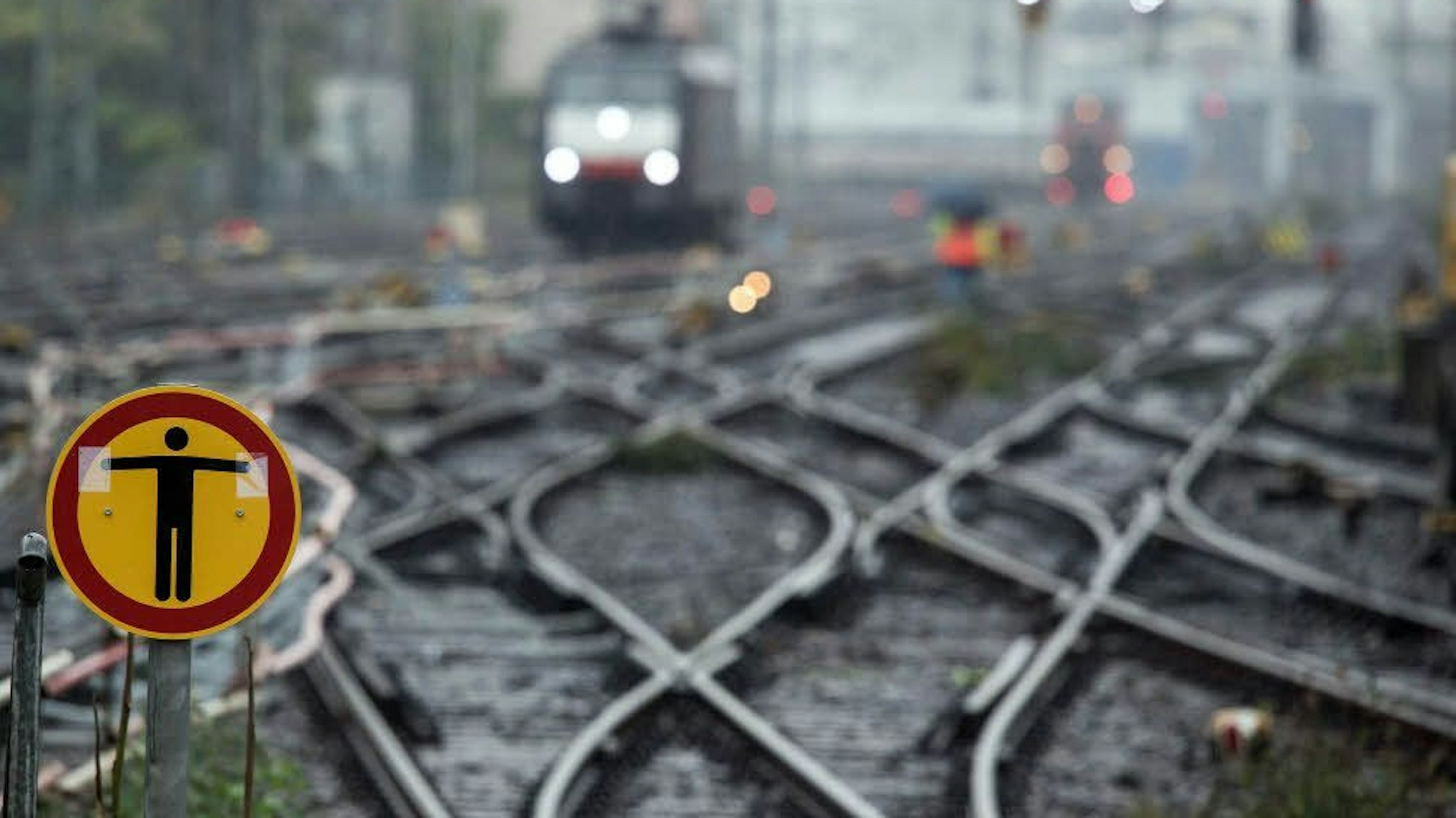 Ein Wirrwarr von Weichen auf denen ein Zug sich nähert.
