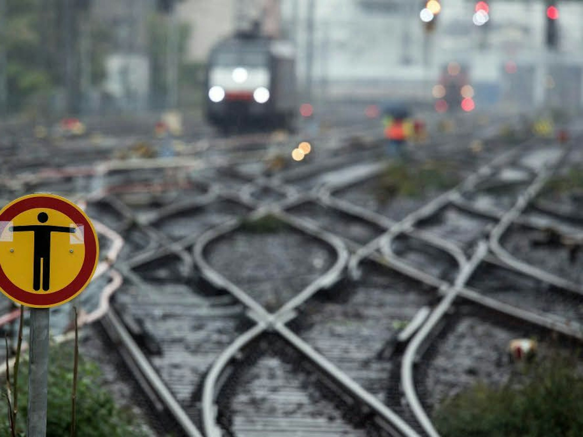 Ein Zug fährt auf mehrere Weichen zu.