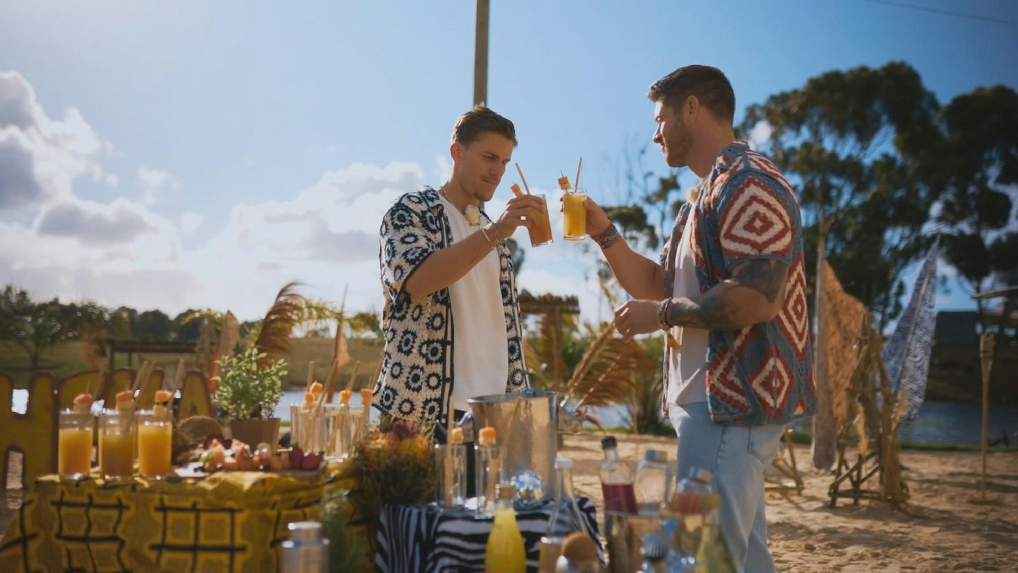 Felix Stein und Martin Braun stärken sich für ihre Dates. (Bild: RTL)