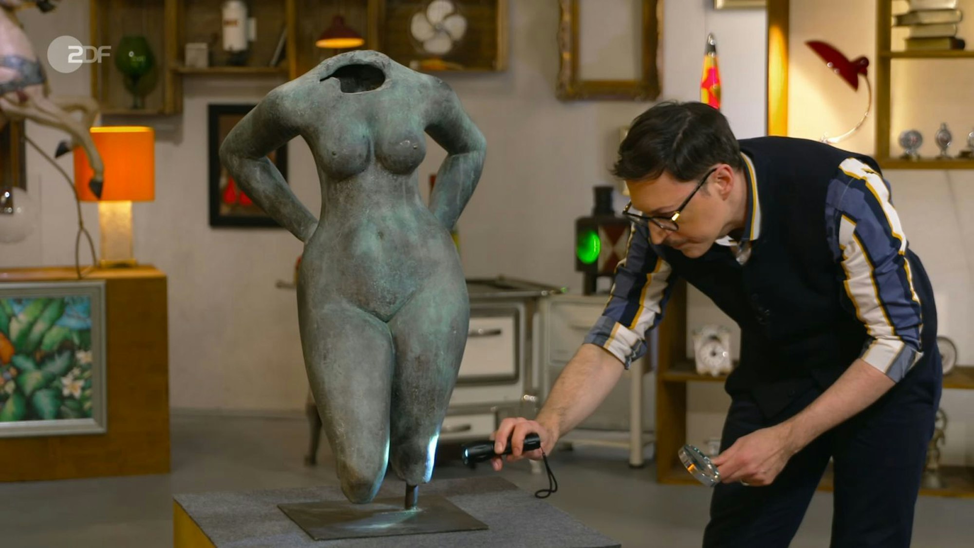 Colmar Schulte-Goltz nahm die kopflose Skulptur genauer unter die Lupe. (Bild: ZDF)