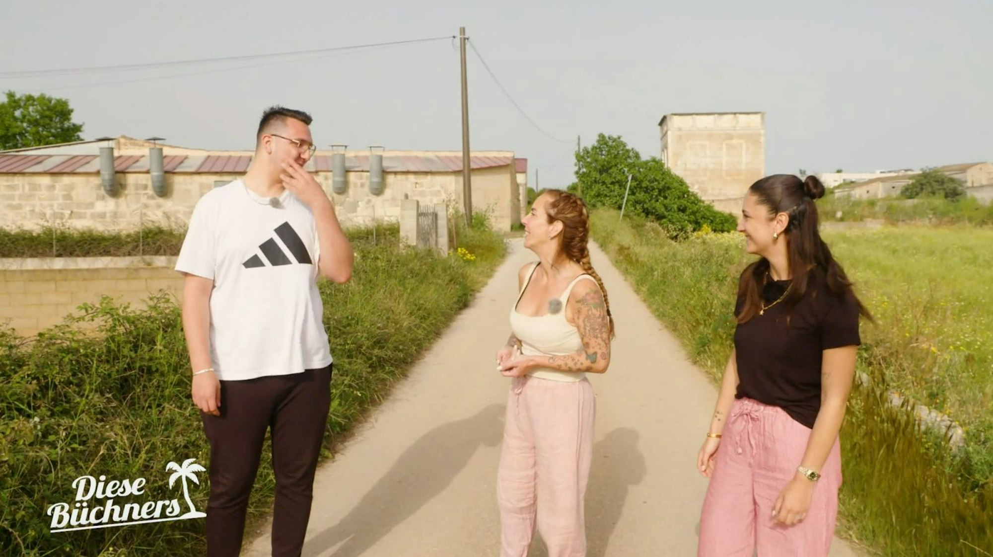 Danni Büchners (Mitte) Kinder Volkan und Jada können nicht fassen, dass sie sich für ein Männermagazin ablichten lässt. (Bild: RTLZWEI)