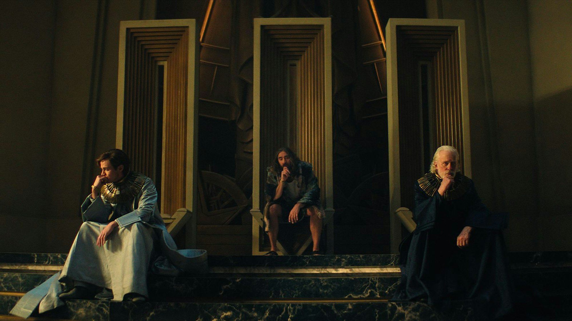 Die Herrscher des Imperiums, drei Klone mit den Namen Brother Dawn (Cassian Bilton, von links) Brother Day (Lee Pace) und Brother Dusk (Terrence Mann), sehen in Seldons Theorie eine Bedrohung. (Bild: Apple TV+)