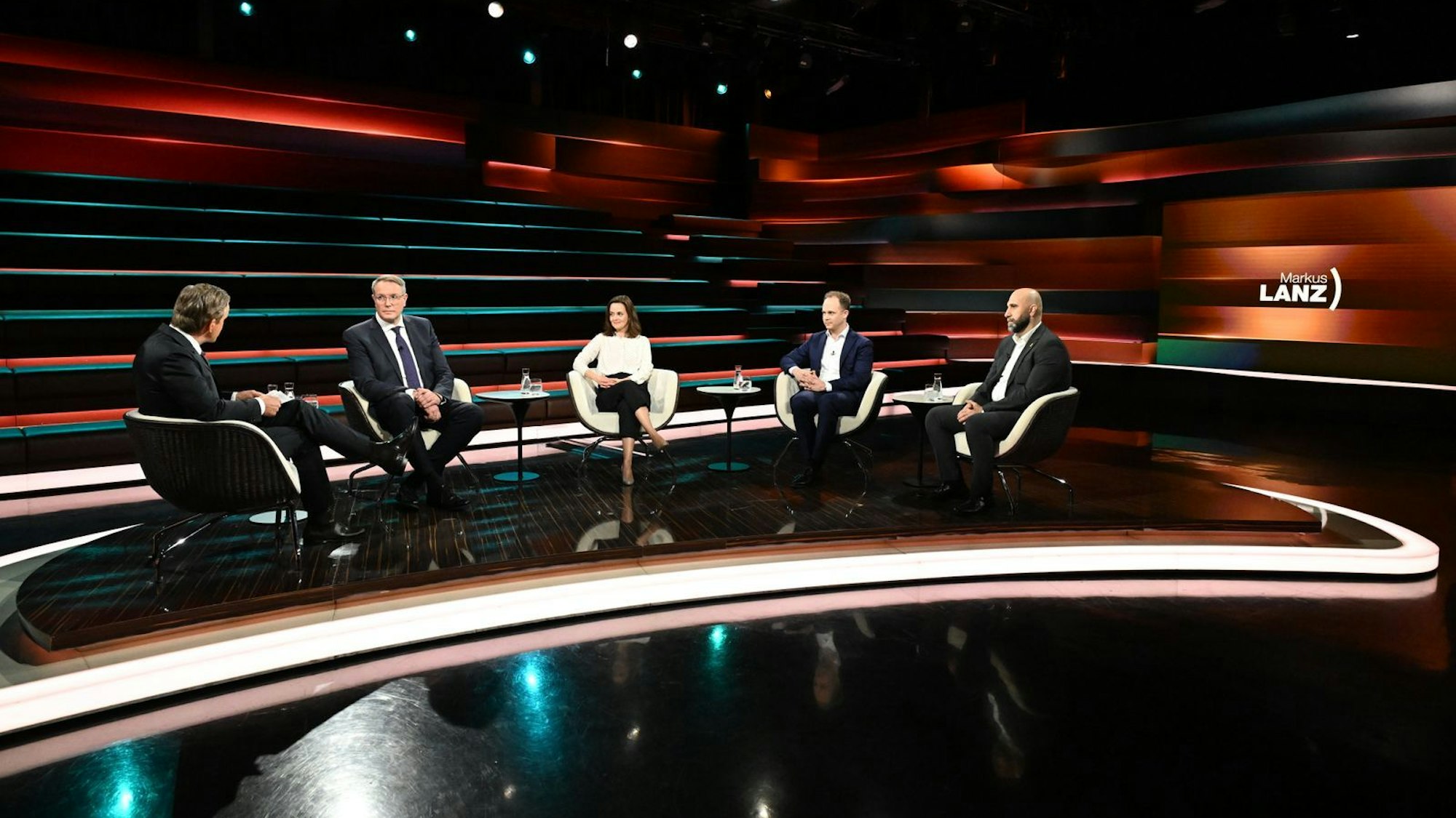 Markus Lanz (links) diskutierte am Mittwochabend mit SPD-Vize Alexander Schweitzer (zweiter von links), Journalistin Julia Löhr (Mitte), FDP-Kommunalpolitiker Kolja Saß (zweiter von rechts) und Extremismusforscher Ahmad Mansour. (Bild: ZDF / Cornelia Lehmann)