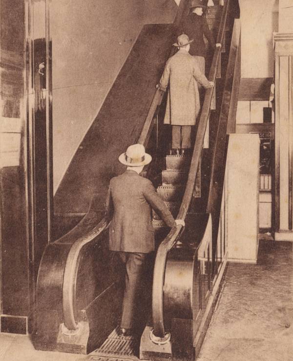 Eine Postkarte aus dem Kölnischen Stadtmuseum zeigt die erste deutsche Rolltreppe im Kölner Kaufhaus Tietz im Jahr 1925.