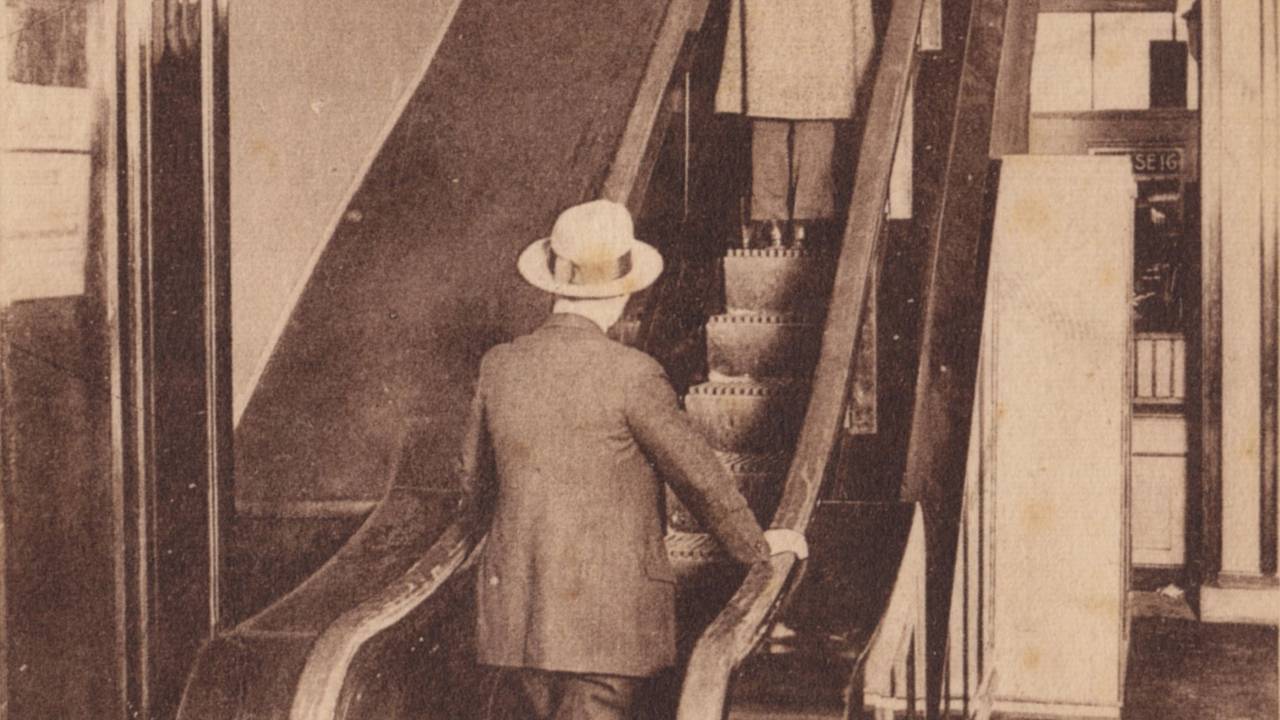 Eine Postkarte aus dem Kölnischen Stadtmuseum zeigt die erste deutsche Rolltreppe im Kölner Kaufhaus Tietz im Jahr 1925.