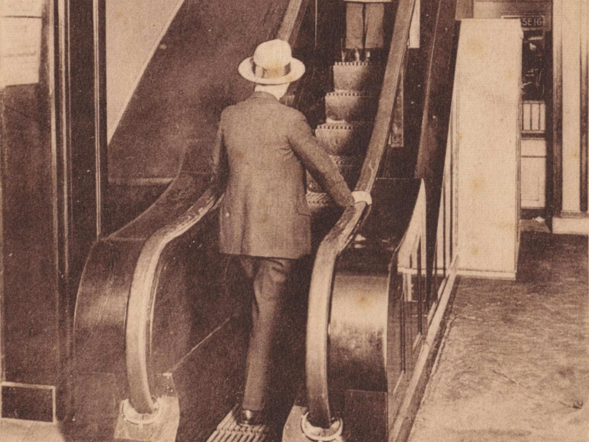Eine Postkarte aus dem Kölnischen Stadtmuseum zeigt die erste deutsche Rolltreppe im Kölner Kaufhaus Tietz im Jahr 1925.