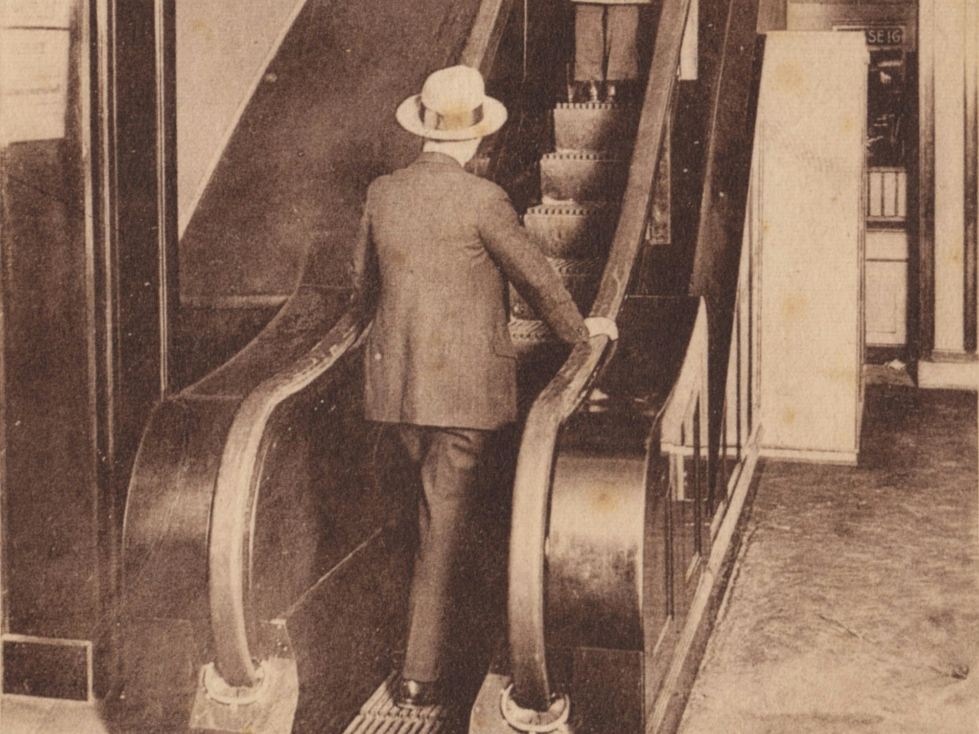 Eine Postkarte aus dem Kölnischen Stadtmuseum zeigt die erste deutsche Rolltreppe im Kölner Kaufhaus Tietz im Jahr 1925.