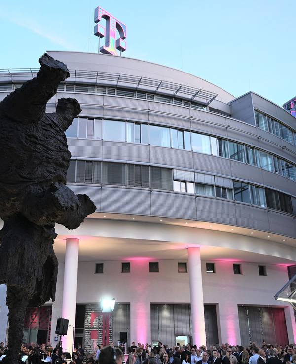 Die Bronze-Skulptur „Gran elefant dret“ des spanischen Künstlers Miguel Barcelo steht vor der Konzernzentrale der Deutschen Telekom, im Hintergrund sind geladene Gäste des Festakts zum 30 jährigen Bestehen des Telekommunikationskonzerns zu sehen.