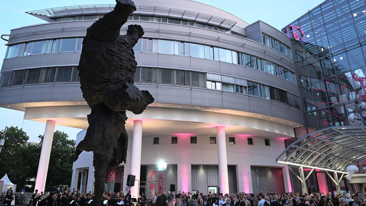 Die Bronze-Skulptur „Gran elefant dret“ des spanischen Künstlers Miguel Barcelo steht vor der Konzernzentrale der Deutschen Telekom, im Hintergrund sind geladene Gäste des Festakts zum 30 jährigen Bestehen des Telekommunikationskonzerns zu sehen.