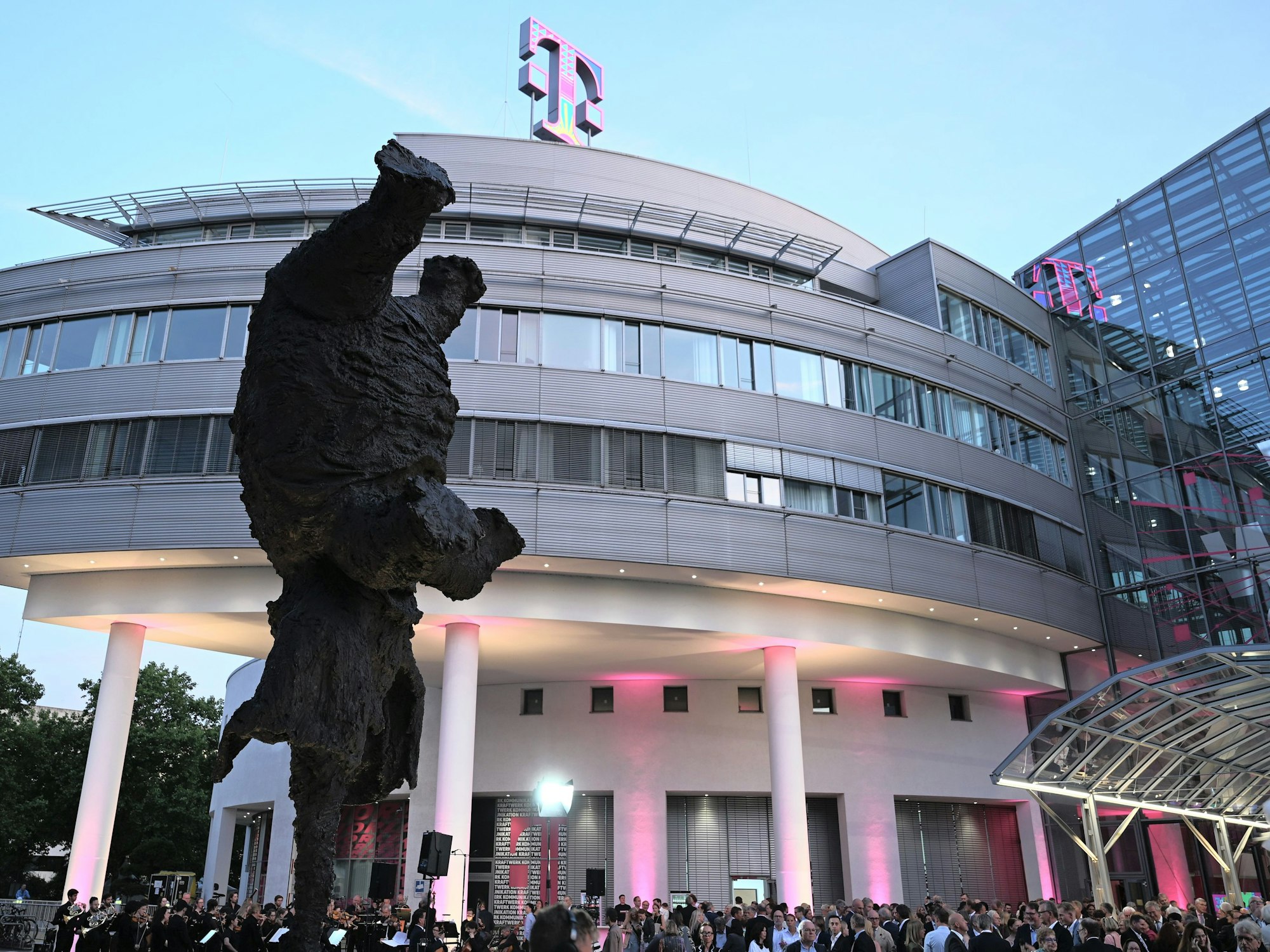 Die Bronze-Skulptur „Gran elefant dret“ des spanischen Künstlers Miguel Barcelo steht vor der Konzernzentrale der Deutschen Telekom, im Hintergrund sind geladene Gäste des Festakts zum 30 jährigen Bestehen des Telekommunikationskonzerns zu sehen.
