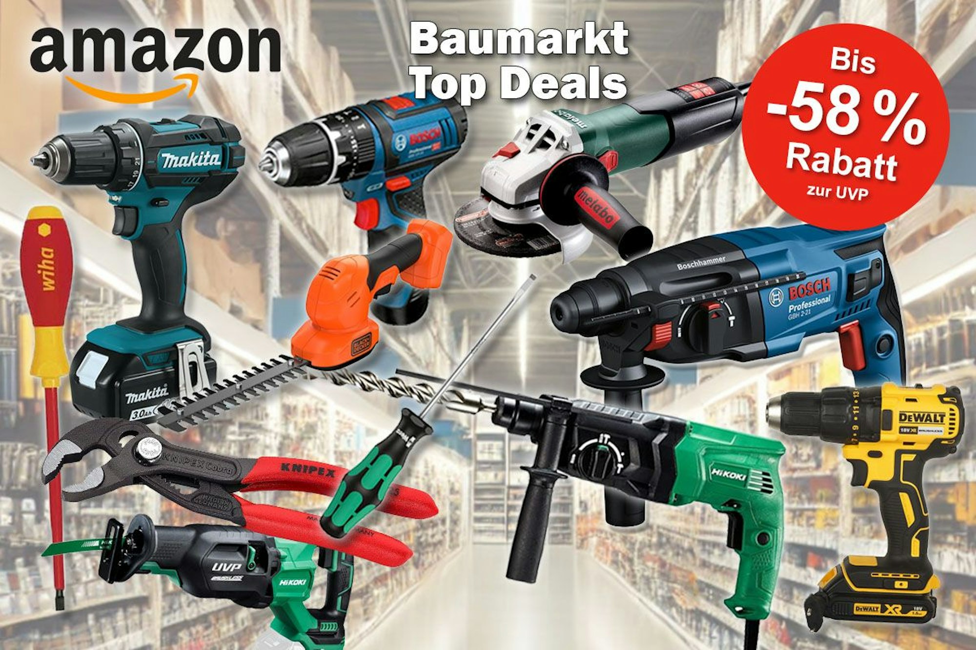 Gang in einem Baumarkt mit vielen Regalen. Davor mehrere Werkzeuge und Gartengeräte verschiedener Marken wie Bosch Professional, Black + Decker, Hikoki, Makita, Metabo, DeWalt, Wiha. Zu sehen sind Schlagbohrmaschinen, Akkuschrauber, Kombizangen, Winkelschleifer, Astschere, Schraubendreher.