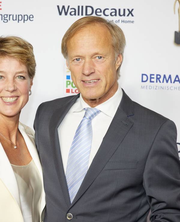 Gerhard Delling und Partnerin Christina Block kommen zur Gala "Die Goldene Bild der Frau" im Stage Theater Neue Flora.
