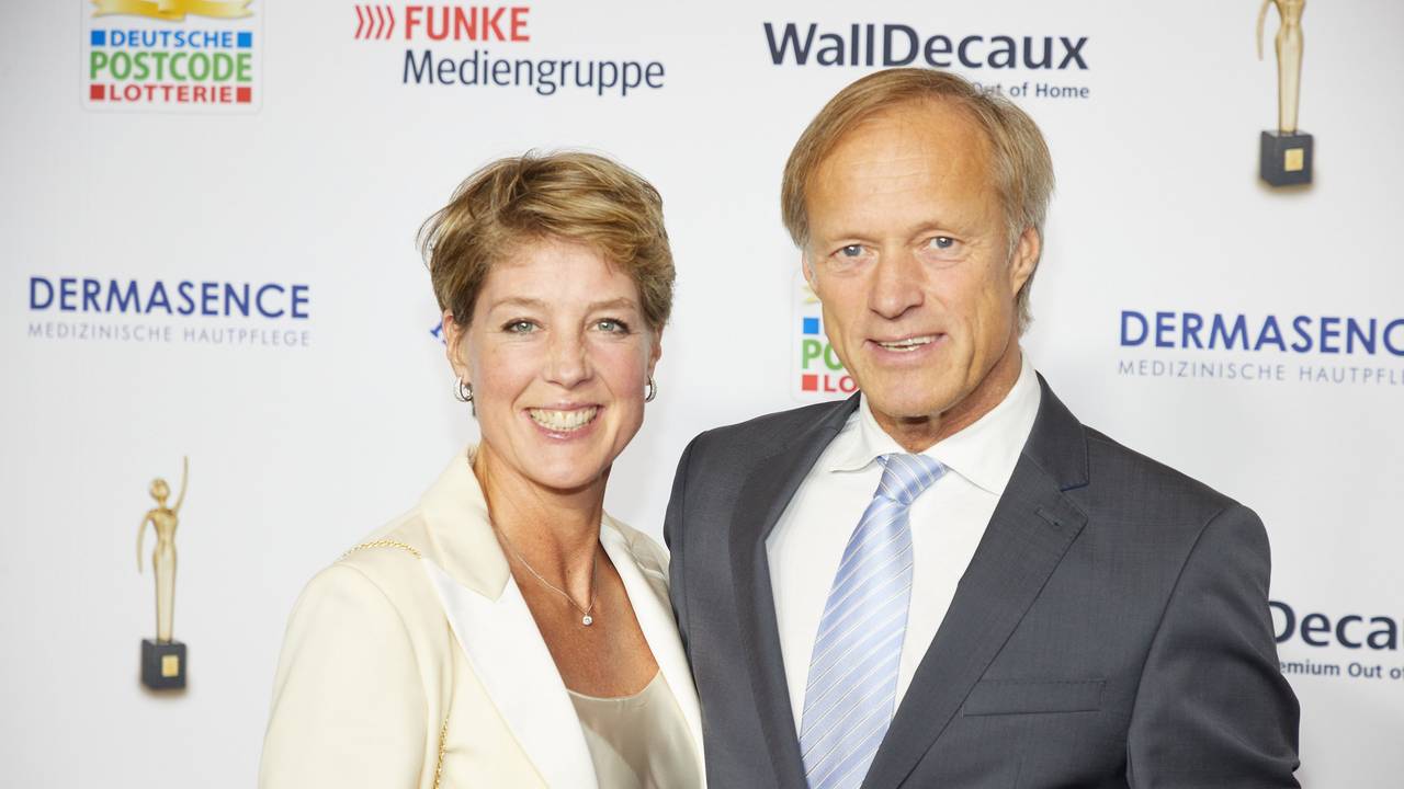 Gerhard Delling und Partnerin Christina Block kommen zur Gala "Die Goldene Bild der Frau" im Stage Theater Neue Flora.