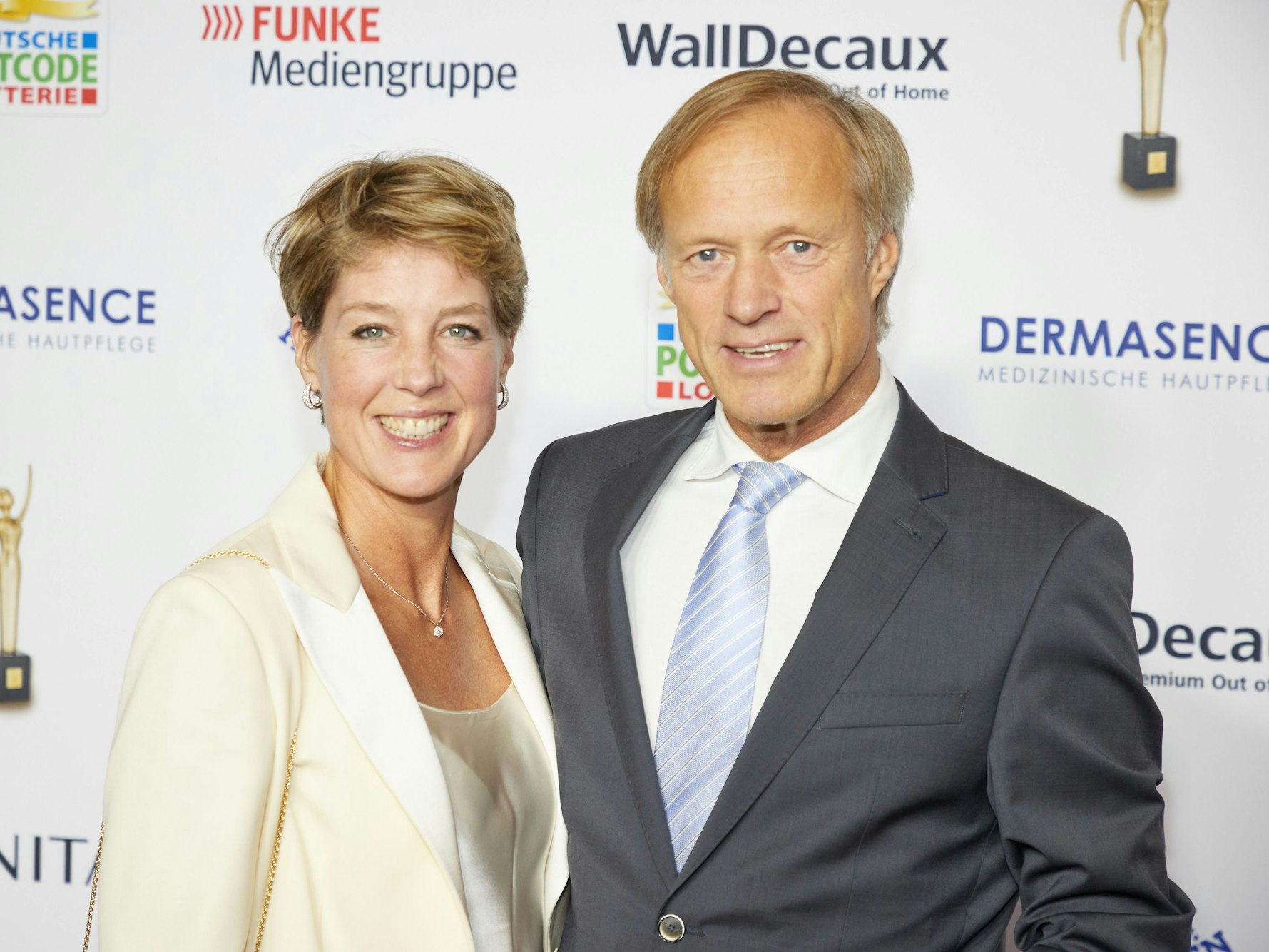 Gerhard Delling und Partnerin Christina Block kommen zur Gala "Die Goldene Bild der Frau" im Stage Theater Neue Flora.