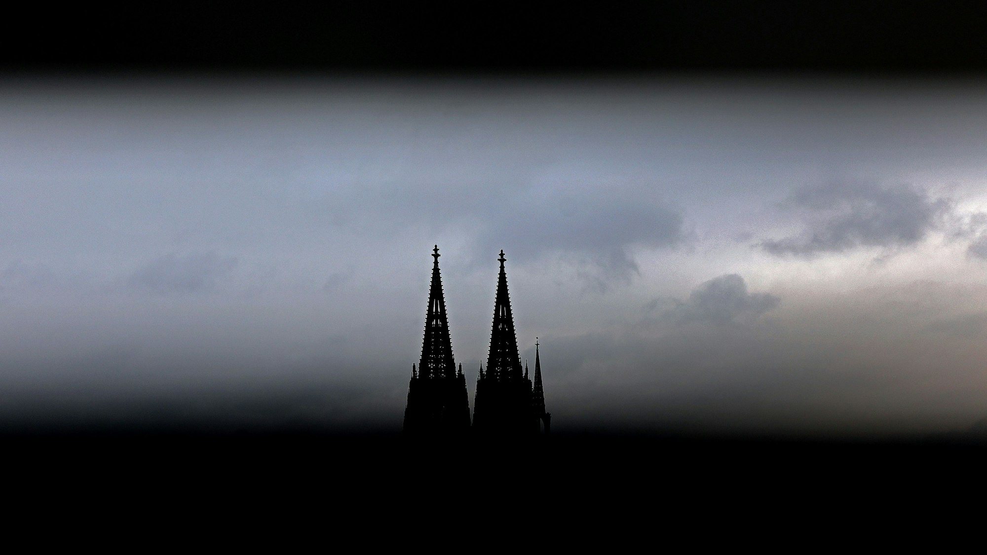 Durch ein Geländer sind die Spitzen des Domes zu sehen.