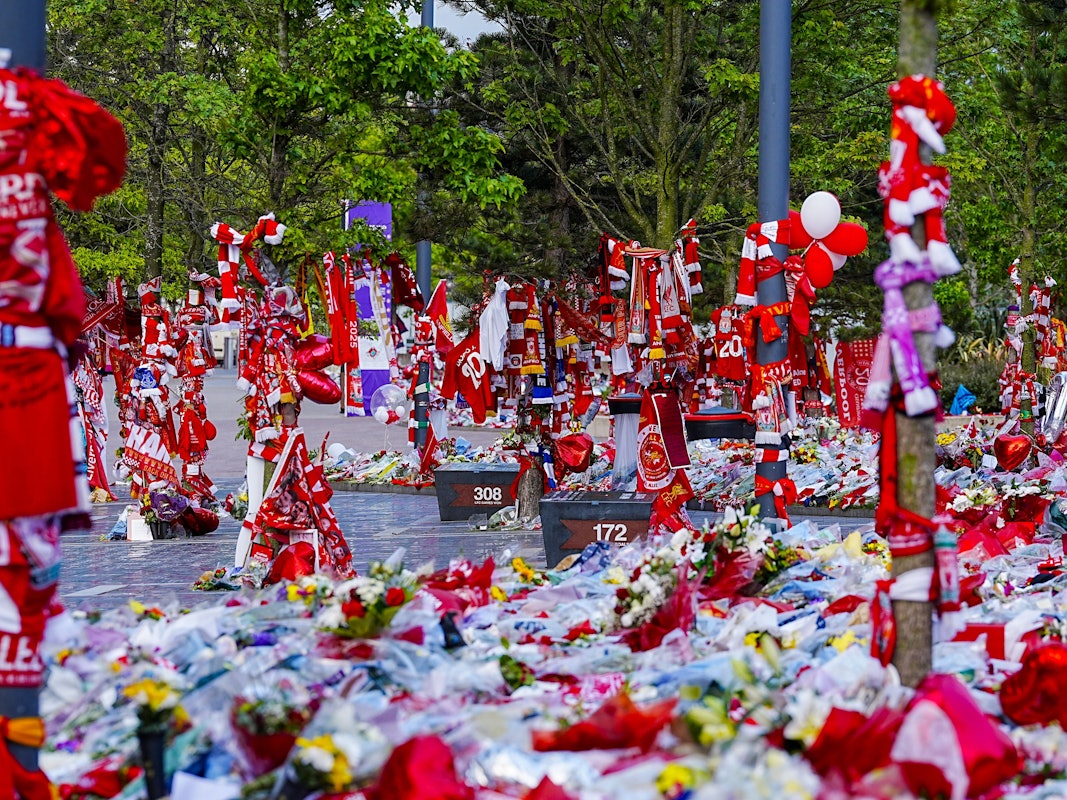 An der Anfield Road sammeln sich seit dem Tod von Diogo Jota und dessen Bruder etliche Blumen, Fanutensilien und Beileidsbekundungen.
