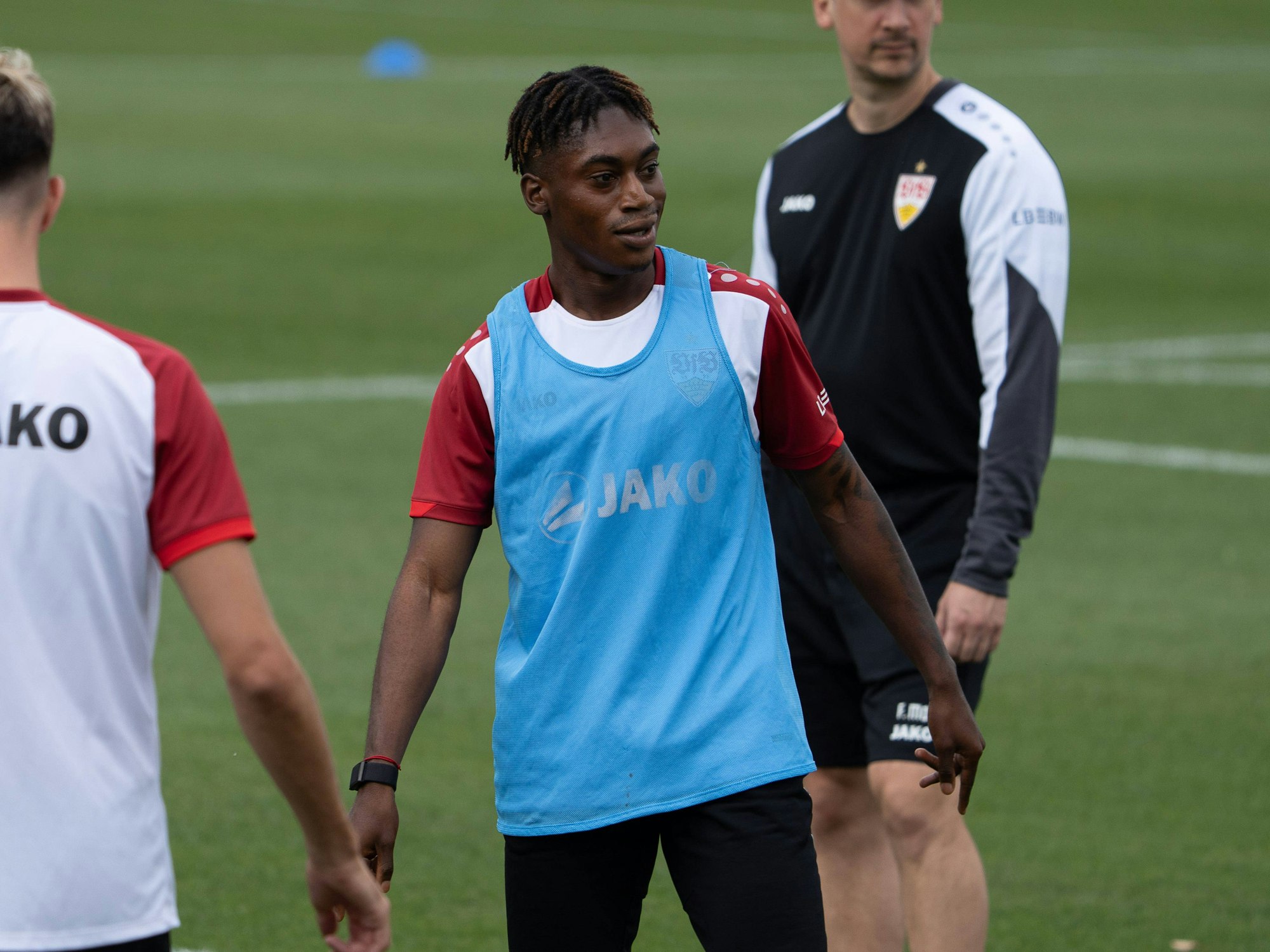 Justin Diehl mit einem blauen Leibchen.