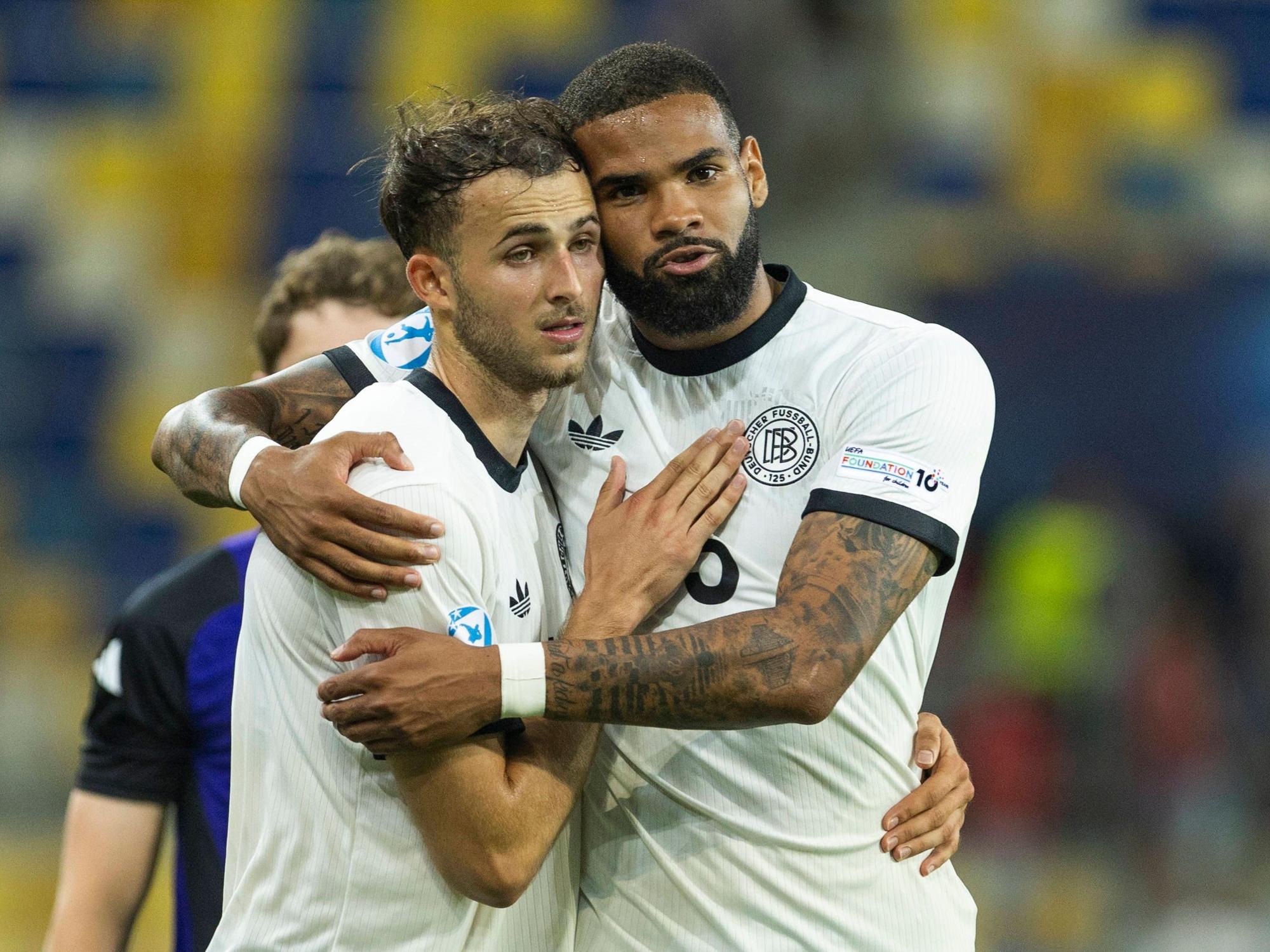 U21-Verteidiger Jamil Siebert (r.), hier am 15. Juni 2025 nach dem Spiel gegen Tschechien, steht kurz vor einem Wechsel in die Serie A.