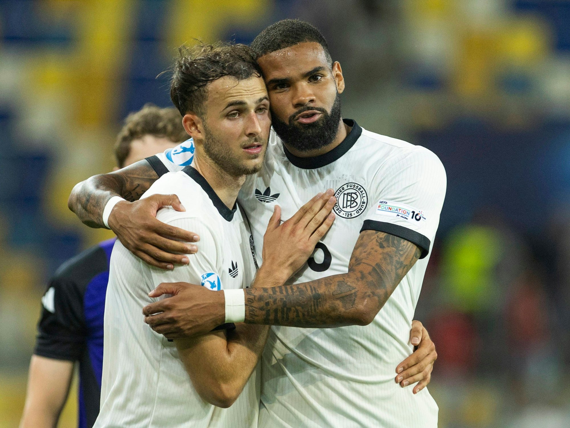 U21-Verteidiger Jamil Siebert (r.), hier am 15. Juni 2025 nach dem Spiel gegen Tschechien, steht kurz vor einem Wechsel in die Serie A.