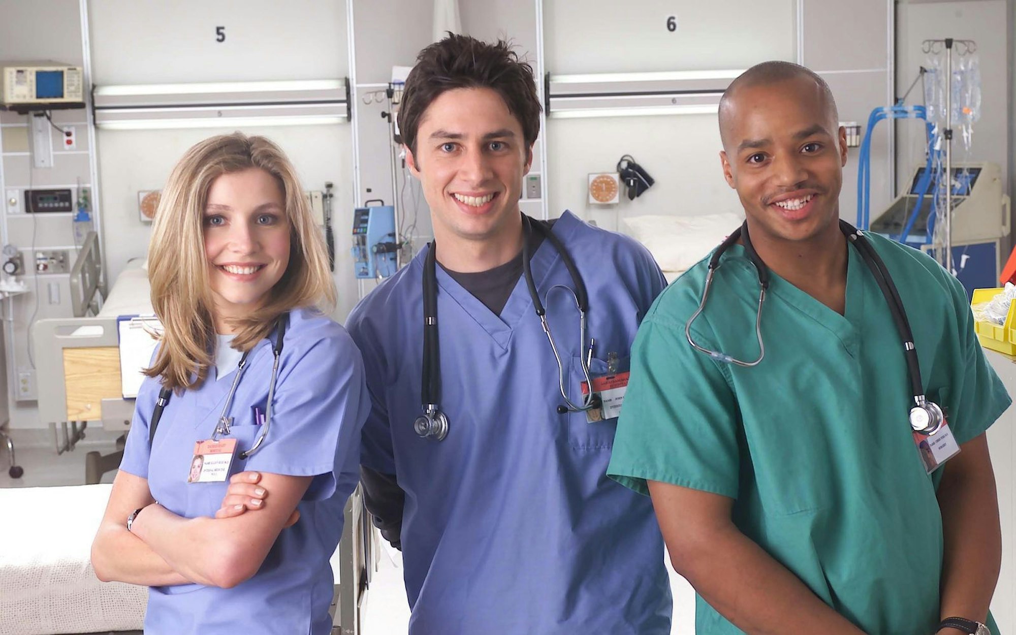 Sarah Chalke, Zach Braff (Mitte) und Donald Faison werden wieder zu Elliott, J.D. und Turk. (Bild: NBC/Getty Images)