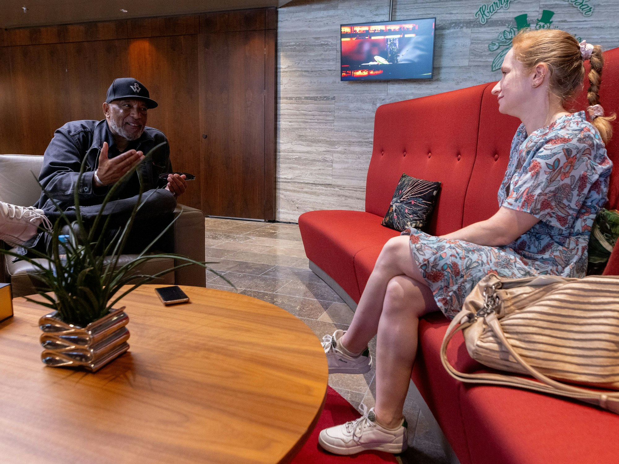 Ein Mann und eine Frau in einer Sitzgruppe unterhalten sich