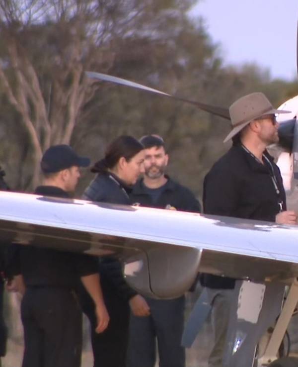 HANDOUT - 11.07.2025, Australien, -: Ein Screenshot aus einem ABC-Fernsehvideo zeigt Carolina Wilga (r) beim Einsteigen in ein Flugzeug am Freitag, 11. Juli 2025. Eine deutsche Rucksacktouristin, die seit 12 Tagen in einem abgelegenen Buschland vermisst wurde, ist von Einsatzkräften lebend gefunden worden. Foto: Abc/ABC/AAP/dpa - ACHTUNG: Nur zur redaktionellen Verwendung und nur mit vollständiger Nennung des vorstehenden Credits +++ dpa-Bildfunk +++