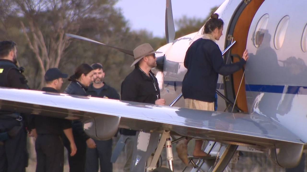 HANDOUT - 11.07.2025, Australien, -: Ein Screenshot aus einem ABC-Fernsehvideo zeigt Carolina Wilga (r) beim Einsteigen in ein Flugzeug am Freitag, 11. Juli 2025. Eine deutsche Rucksacktouristin, die seit 12 Tagen in einem abgelegenen Buschland vermisst wurde, ist von Einsatzkräften lebend gefunden worden. Foto: Abc/ABC/AAP/dpa - ACHTUNG: Nur zur redaktionellen Verwendung und nur mit vollständiger Nennung des vorstehenden Credits +++ dpa-Bildfunk +++
