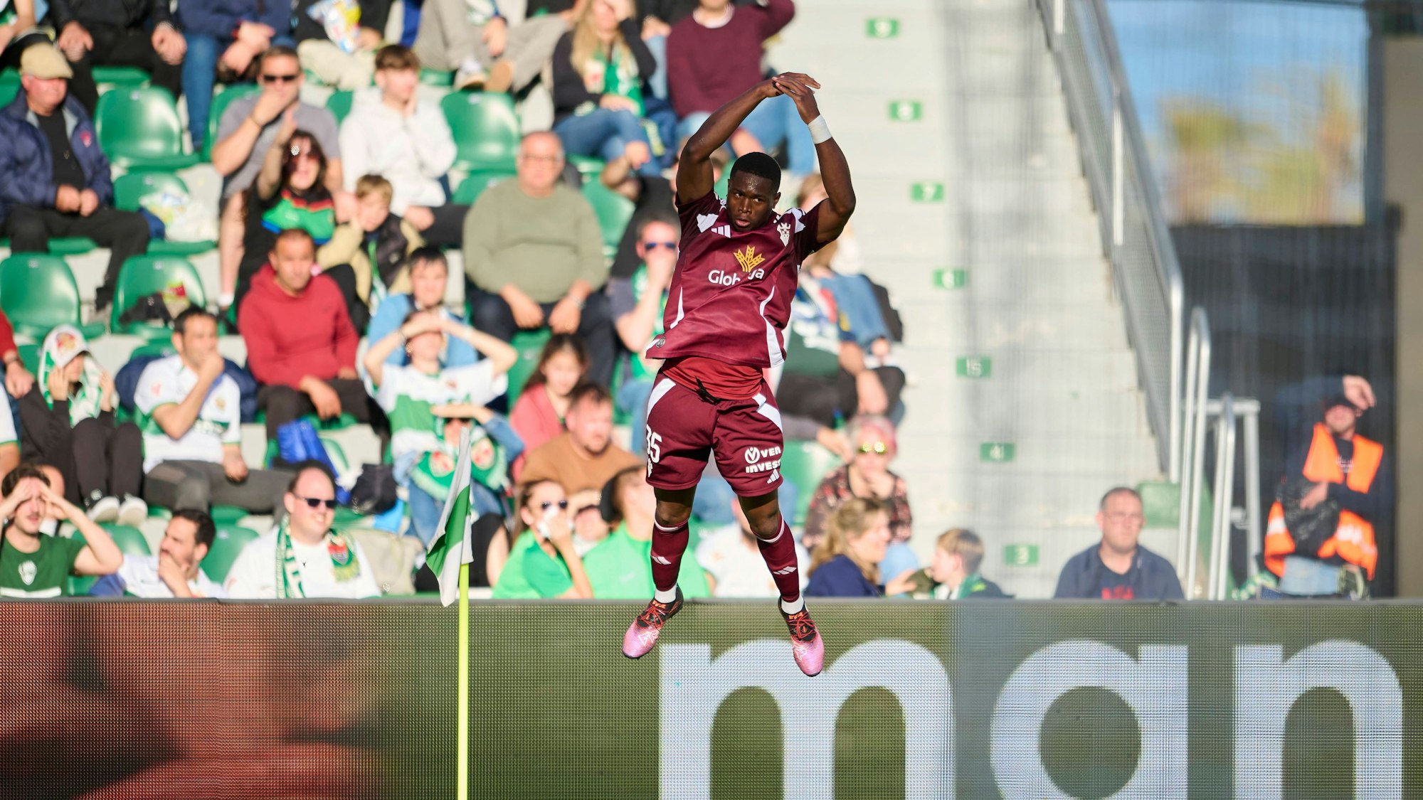 Christian Kofane wechselt von Albacete Balompié zu Bayer Leverkusen.